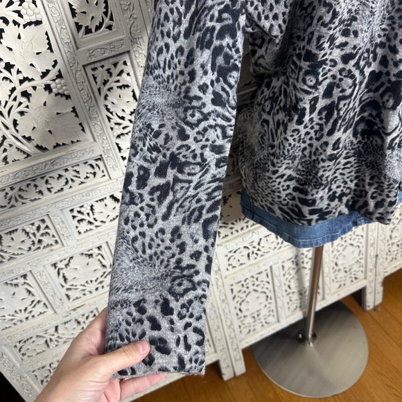 Lafayette 148 Gray Leopard Print 100% Cashmere Button Up Cardigan Sz XL - Picture 4 of 8